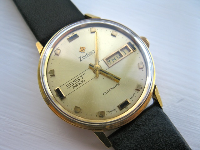 Zodiac SST36000 Montre Automatique Homme - Cadran Champagne, Boîtier Or & Bracelet Cuir Noir - Réf. 863-968